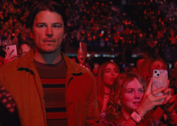 a-aposta-ousada-de-shyamalan-no-thriller-‘armadilha’-—-eis-no-que-deu