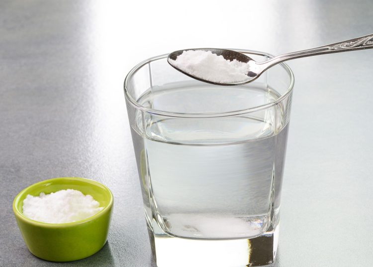 beber-agua-com-bicarbonato-de-sodio-faz-bem?-veja-riscos-e-beneficios