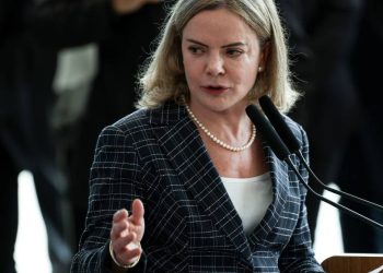 articuladora-politica-de-lula,-gleisi-detona-quatro-governadores-nas-redes