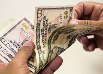 dolar-recua-a-espera-de-decisoes-de-juros-nos-eua-e-no-brasil;-ibovespa-sobe-aos-131-mil-pontos