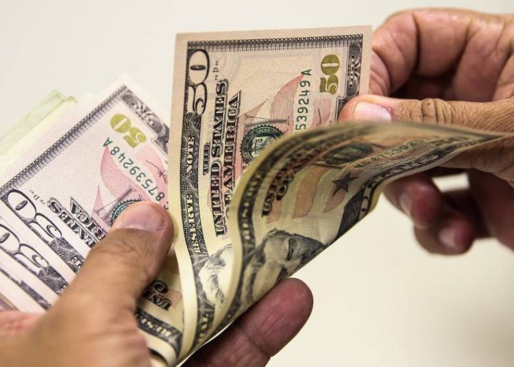 dolar-recua-a-espera-de-decisoes-de-juros-nos-eua-e-no-brasil;-ibovespa-sobe-aos-131-mil-pontos