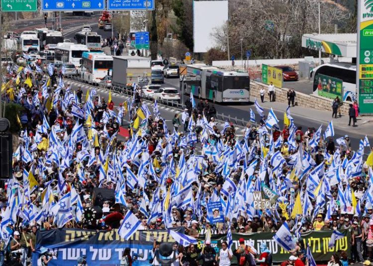 israelenses-vao-as-ruas-em-jerusalem-para-protestar-contra-retomada-de-ataques-a-gaza