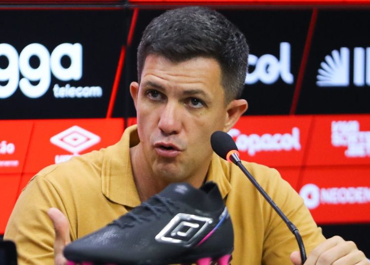 tecnico-do-athletico-cita-penalti-nao-marcado-e-questiona-culpa-por-vexame