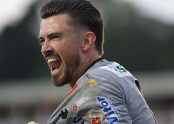 “foi-roubado”:-jogador-invade-entrevista-e-detona-final-do-paranaense