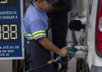 queda-do-petroleo-deixa-gasolina-e-diesel-mais-caros-no-brasil-do-que-fora