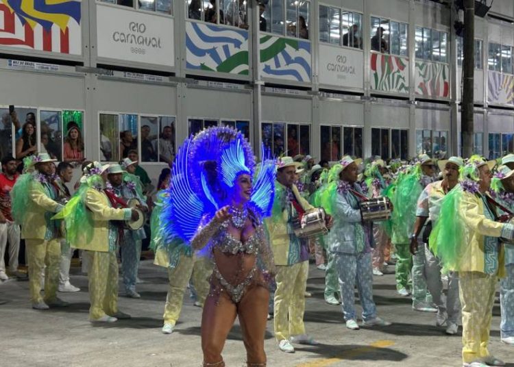 a-emocao-de-paolla-oliveira-em-ultimo-desfile-na-sapucai