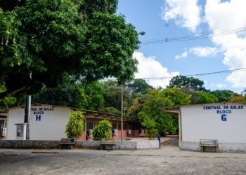 “se-acalma-moco”:-servidor-de-universidade-federal-ha-40-anos-se-defende-de-acusacao-de-transfobia