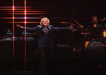 simply-red-mostra-que-segue-flamejante-em-show-repleto-de-hits