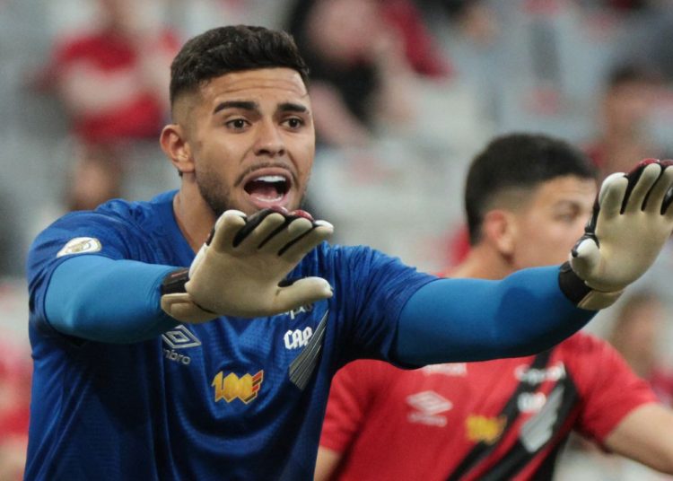 goleiro-do-athletico-faz-cera-e-arbitro-aplica-nova-regra-de-forma-inedita
