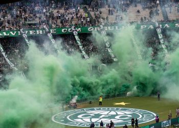 com-promocao,-coritiba-registra-melhor-publico-desde-2023-e-mozart-rasga-elogios