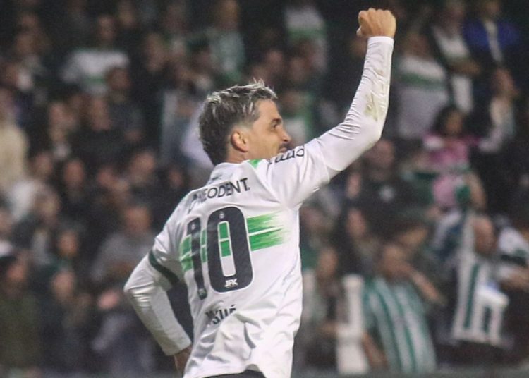 nome-da-vitoria-do-coritiba,-josue-vive-drama-pessoal-e-se-emociona-com-gol