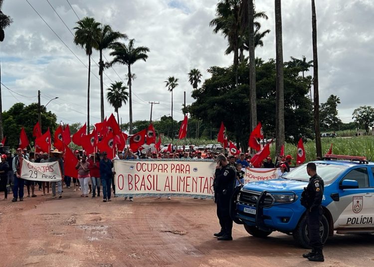 mst-faz-manifestacao-pela-reforma-agraria-na-usina-sapucaia,-em-campos