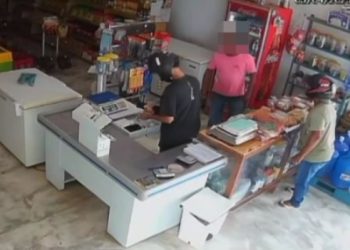 video-mostra-homens-armados-assaltando-comercio-em-campos