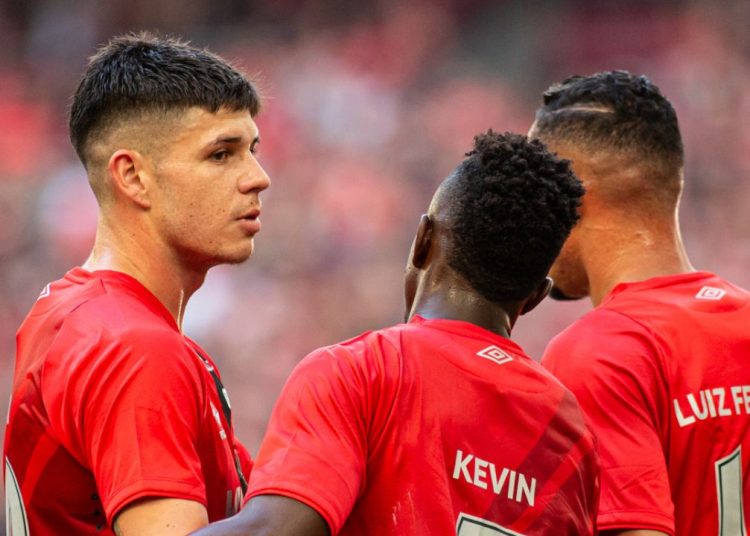 tecnico-diz-que-meia-do-athletico-mudou-“da-agua-para-o-vinho”