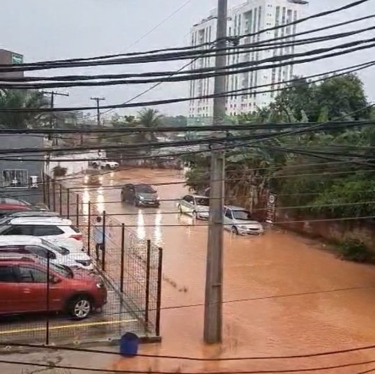 chuva-forte-deixa-desabrigados-em-macae;-aulas-foram-suspensas
