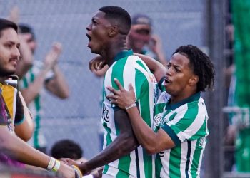 ex-athletico-brilha-em-vitoria-e-marca-primeiro-gol-por-clube-da-serie-a
