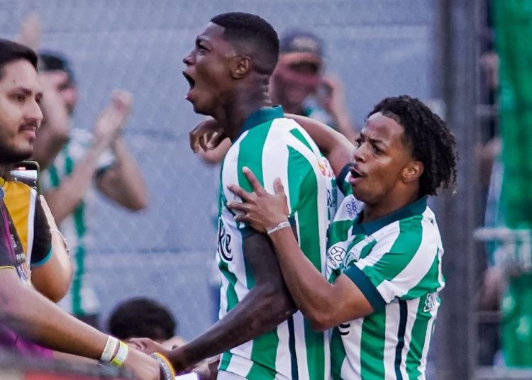 ex-athletico-brilha-em-vitoria-e-marca-primeiro-gol-por-clube-da-serie-a