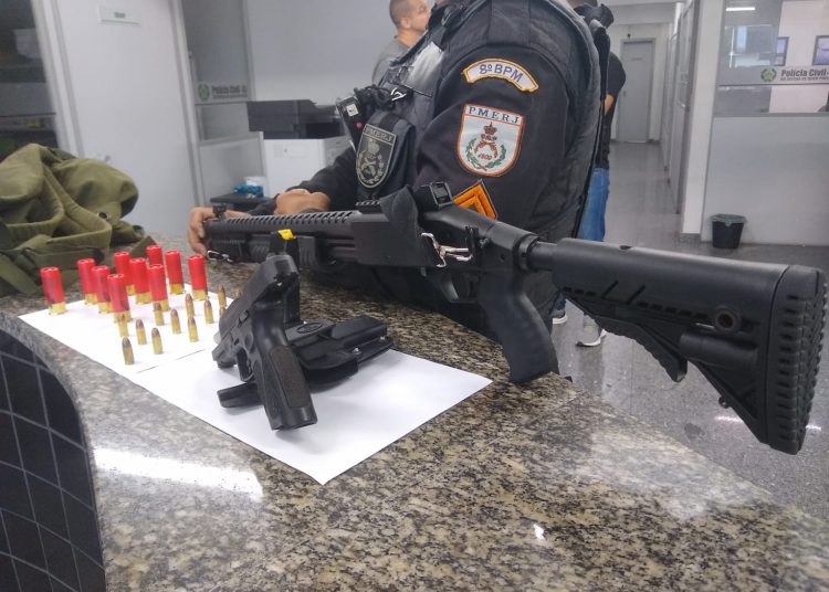 pai-e-filho-sao-detidos-apos-denuncia-de-disparos-com-arma-de-fogo-em-campos