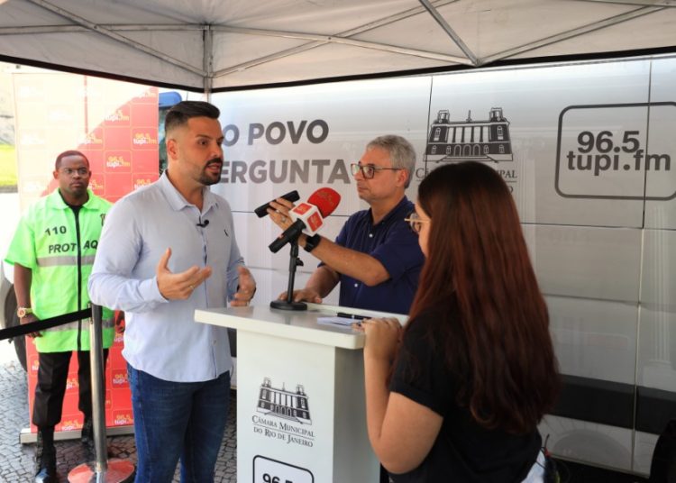 ‘fale-com-o-vereador-pablo-mello’:-acao-no-caju-reune-comerciantes-e-moradores