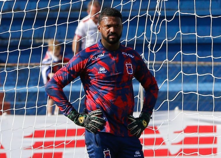 aos-41-anos,-ex-parana-vira-muralha-na-europa-e-coleciona-jogos-sem-sofrer-gols