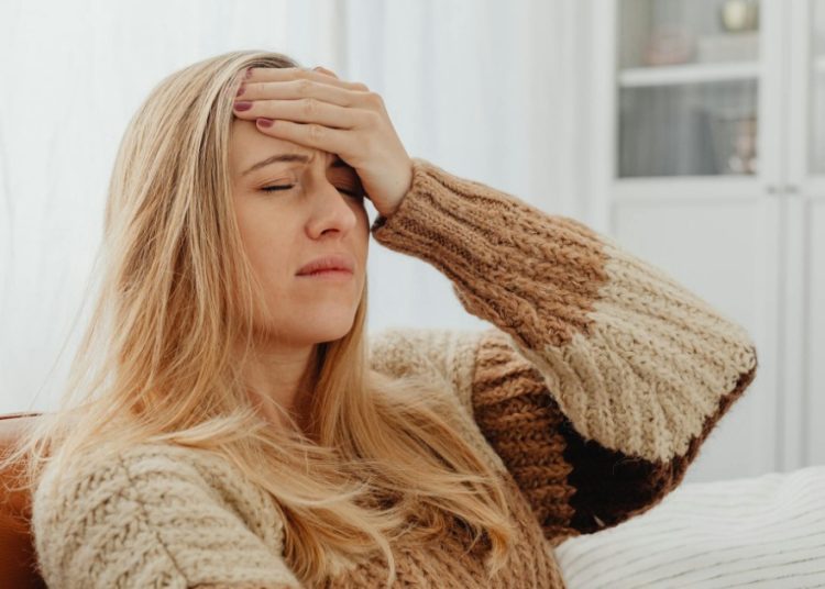 dor-de-cabeca-pode-ter-origem-na-boca:-especialista-aponta-relacao-entre-cefaleia-e-saude-bucal