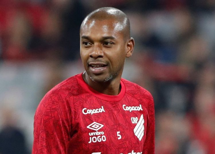 fernandinho-supera-quatro-meses-sem-jogar-e-segue-misterio