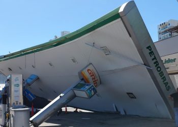 estrutura-de-posto-tomba-durante-ventania-na-madrugada-deste-domingo-em-campos