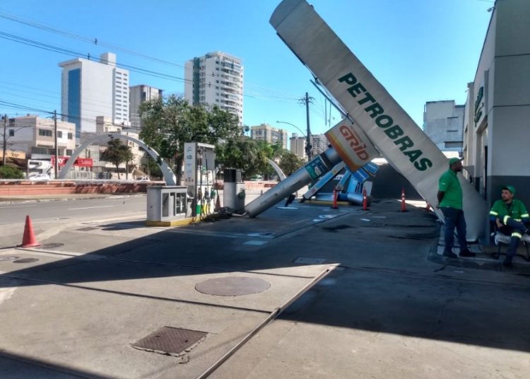 teto-de-posto-de-combustivel-desaba-durante-temporal-em-campos