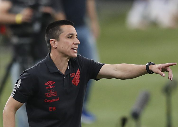 ex-athletico-e-o-primeiro-tecnico-demitido-da-serie-b