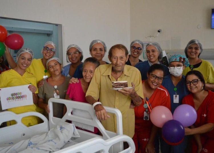 paciente-comeora-83-anos-com-surpresa-especial-e-alta-hospitalar-no-hetrin