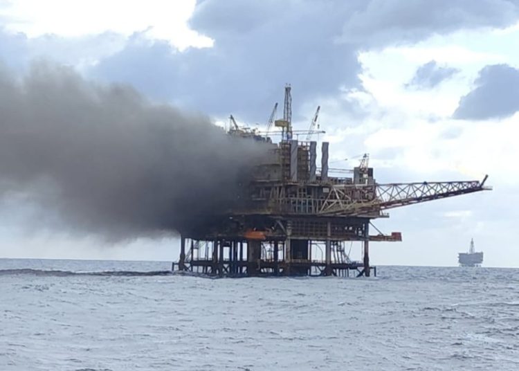 incendio-atinge-plataforma-na-bacia-de-campos-e-provoca-queda-de-trabalhador-no-mar