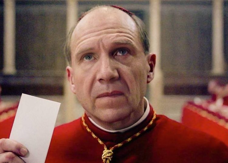 ‘conclave’-volta-aos-cinemas-em-meio-a-comparacoes-com-o-mundo-real-|-em-cartaz