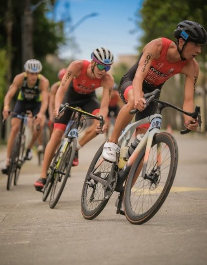 campeao-em-2024,-luigi-vanzella-disputa-primeira-etapa-do-trofeu-brasil-de-triathlon,-em-santos