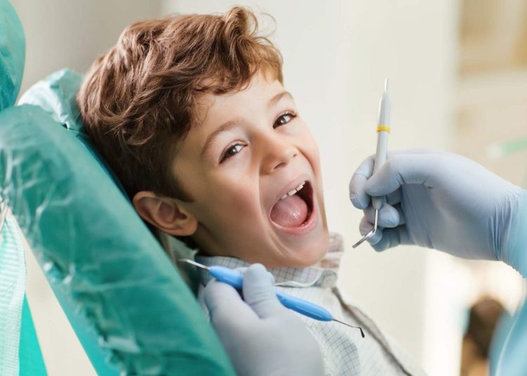 abril-azul:-saiba-quais-sao-os-cuidados-no-atendimento-odontologico-de-criancas-com-autismo