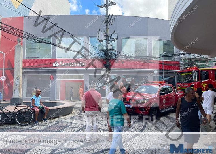 sistema-de-incendio-e-acionado-por-falha-tecnica-em-agencia-bancaria-no-calcadao-de-campos