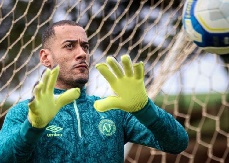 campeao-pelo-athletico,-goleiro-da-chapecoense-relembra-relacao-com-petraglia