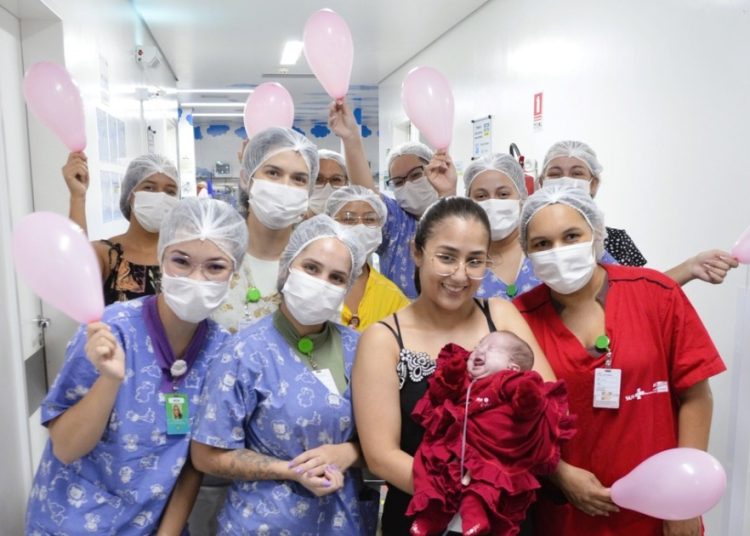hcn-celebra-alta-de-paciente-da-uti-neonatal-e-reforca-seu-compromisso-com-a-saude-materna