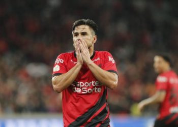 ex-athletico,-polemico-atacante-quebra-jejum-antes-de-encarar-o-coritiba