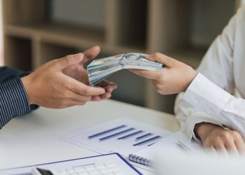 antecipacao-salarial:-como-empresas-podem-ajudar-no-combate-ao-endividamento-familiar