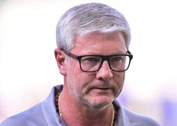 athletico:-odair-hellmann-cumpre-desejo-de-petraglia-e-chega-apos-demissao-em-lanterna-da-arabia