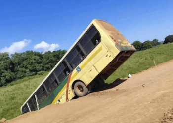 onibus-escolar-com-estudantes-quebra-e-despenca-em-ribanceira,-em-sao-francisco-de-itabapoana