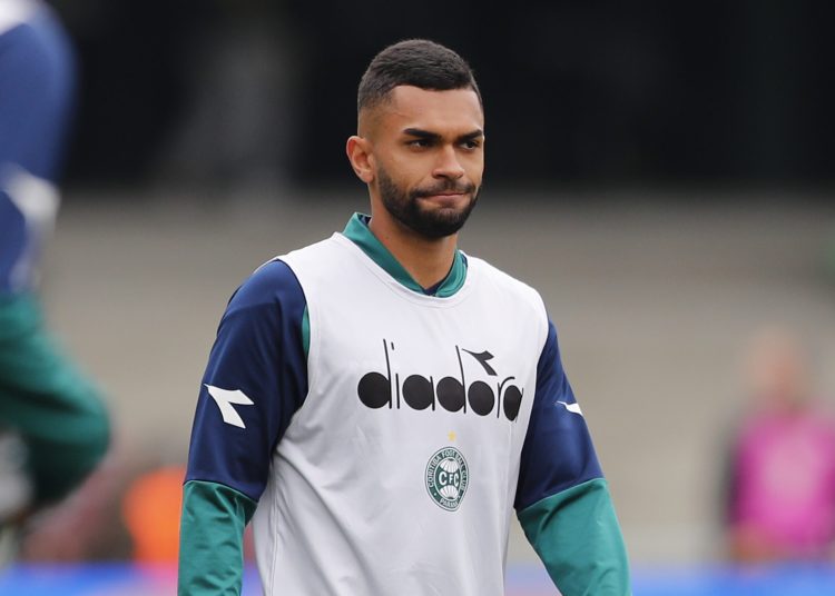 em-alta-no-coritiba,-vini-paulista-comemora-renovacao-e-projeta-duelo-contra-criciuma
