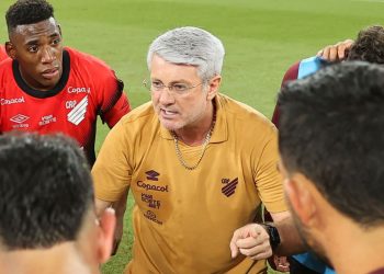 odair-dispara-choque-de-realidade-e-cobra-humildade-no-athletico-na-serie-b