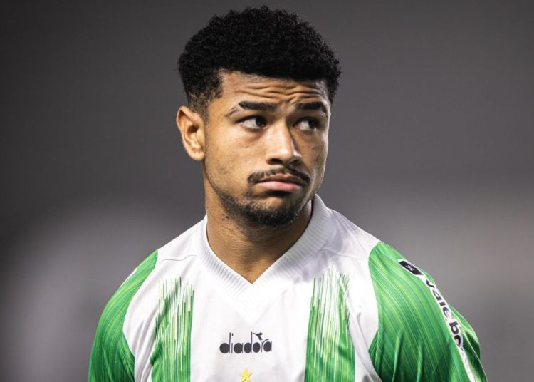 coritiba:-mozart-explica-ausencia-de-lucas-ronier-em-vitoria-contra-o-criciuma