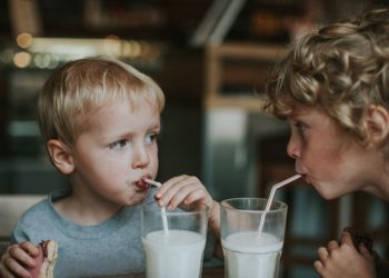 criancas-acima-de-1-ano:-formula-infantil-ou-composto-lacteo?