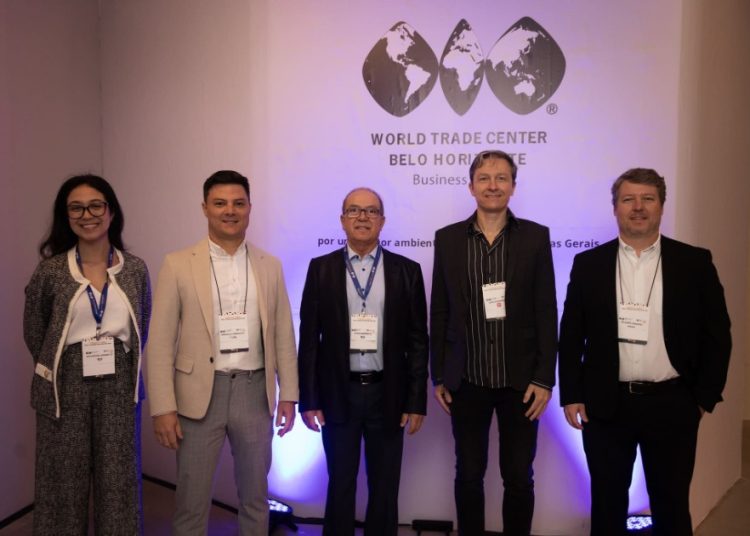 empresarios-se-reunem-para-discutir-sobre-tecnologia,-dados-e-vendas