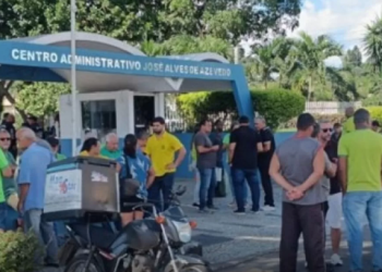 Permissionários de vans fazem manifestação em frente à Prefeitura de Campos