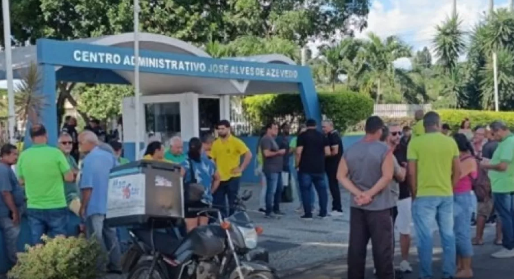 Permissionários de vans fazem manifestação em frente à Prefeitura de Campos