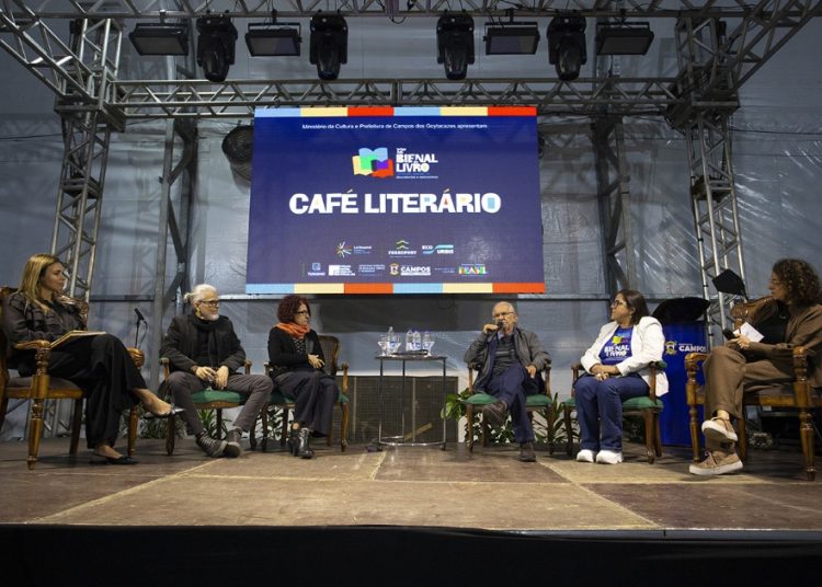12a-bienal-do-livro-de-campos-e-aberta-com-150-mil-titulos-expostos;-confira-a-programacao
