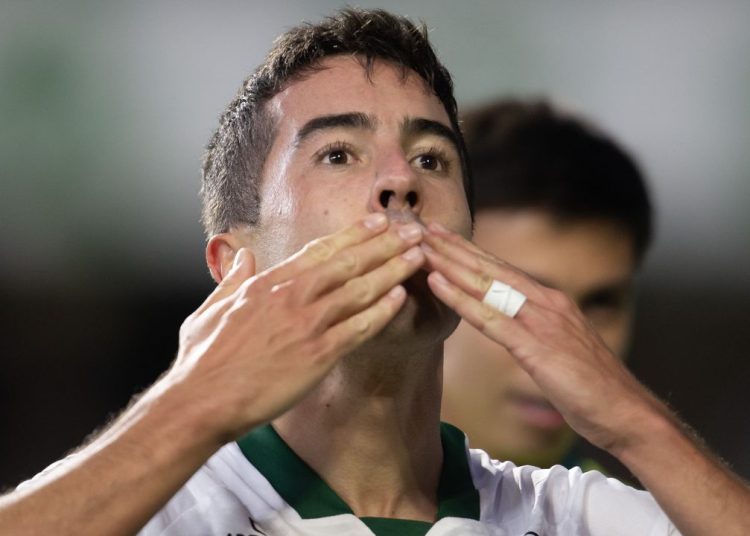 coritiba:-de-pena-marca-pela-primeira-vez-na-serie-b-e-decide-contra-o-avai